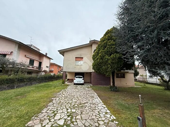 Casa quadrilocale in vendita in Via Francesco Petrarca, Rovato