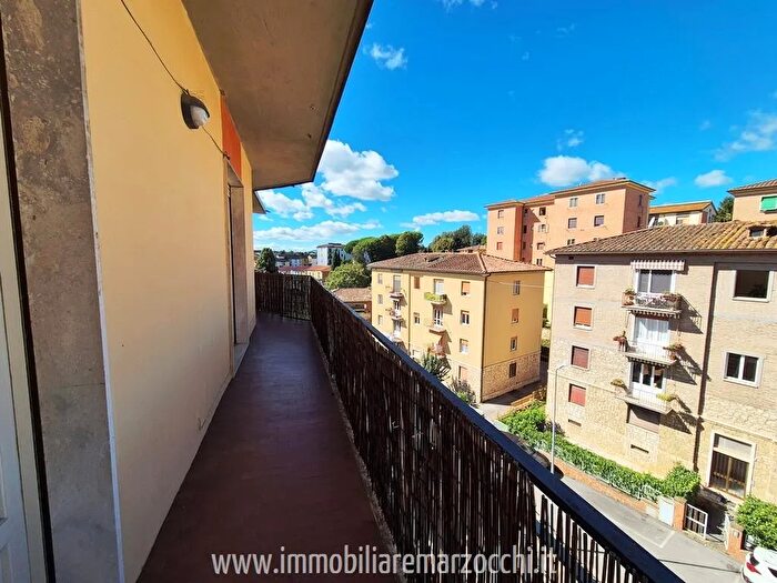 Appartamento con 6 locali in vendita in Via Martiri di Scalvaia, Siena