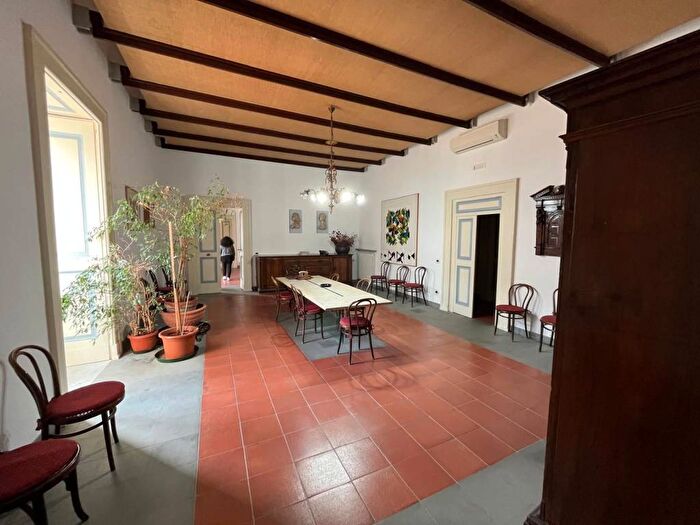 Appartamento con 6 locali in affitto in Calata Trinità Maggiore, Centro Storico, Napoli