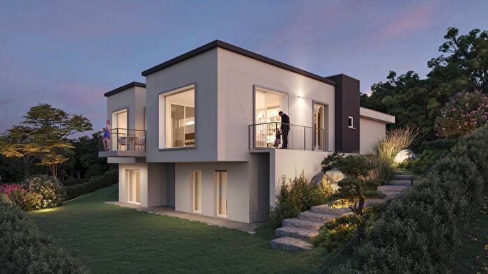 Casa con 6 locali in vendita in Via Roma, Uggiate con Ronago