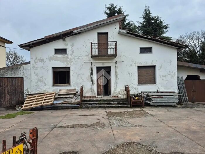 Casa trilocale in vendita in Via Carducci, Montello