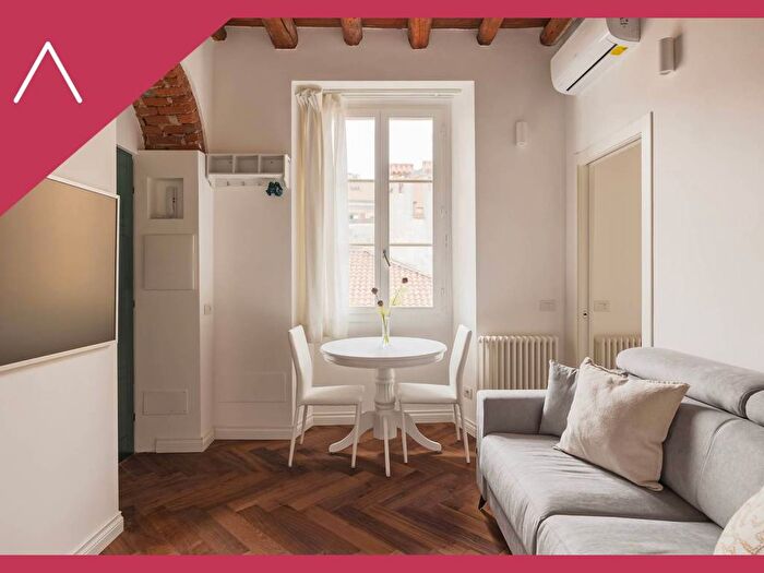 Appartamento bilocale in affitto in Alzaia Naviglio Grande, Navigli Darsena, Milano