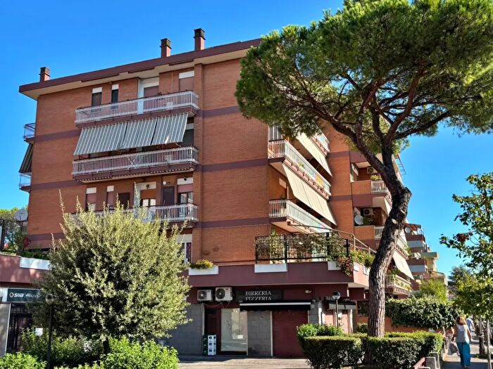 Appartamento trilocale in vendita in Via della Casetta Mattei, Roma