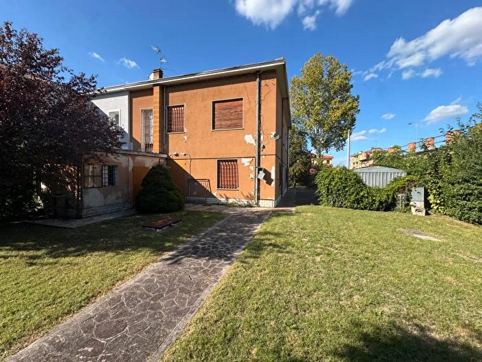 Casa con 8 locali in vendita in Mirandola