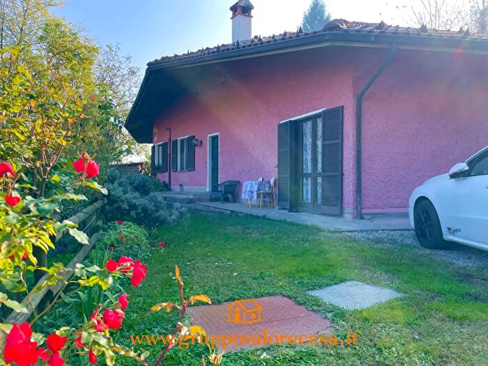 Casa con 9 locali in vendita in Mombaruzzo
