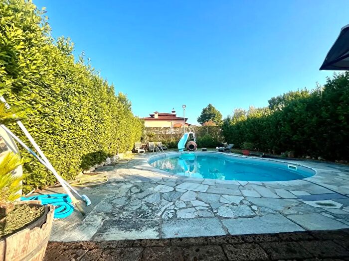 Casa con 8 locali in vendita in Larciano