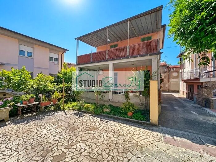 Casa con 7 locali in vendita in Via Crocello, Massa
