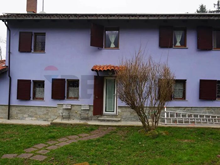 Casa con 6 locali in vendita in Cerrina