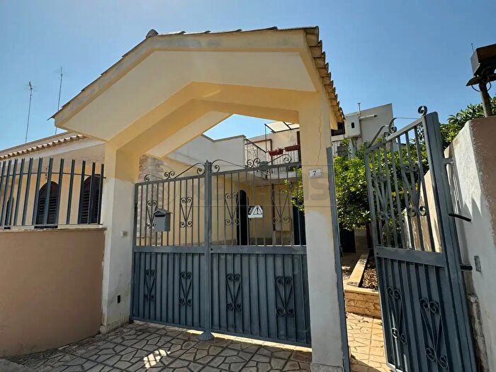 Casa con 7 locali in vendita in Via Giarratana, Siracusa