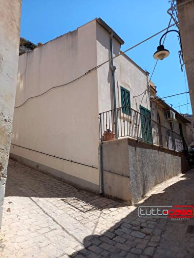 Casa con 8 locali in vendita in Via Matarazzo, Scicli