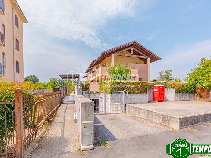 Appartamento trilocale in vendita in Via Lardirago, Pavia