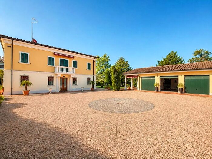 Casa con 6 locali in vendita in Via Ravenna, Ferrara