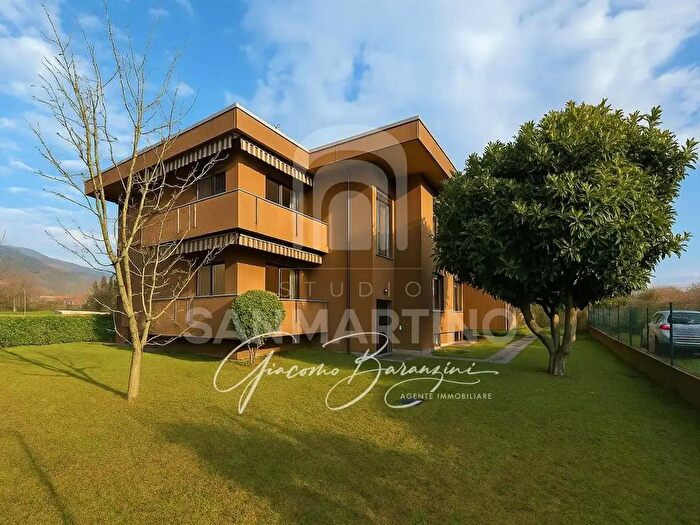 Appartamento trilocale in vendita in Via Novella, Gavirate