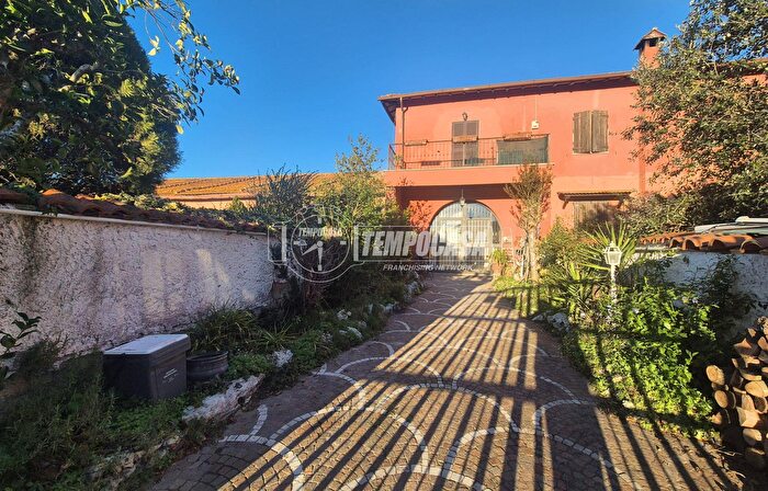 Appartamento trilocale in vendita in Via Cherasco, Roma