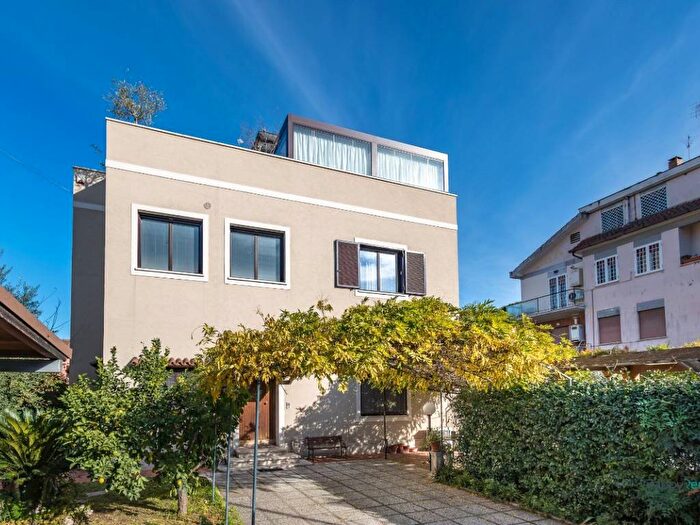 Appartamento quadrilocale in affitto in Via Siderno, Appio Claudio Statuario, Roma