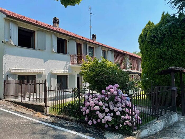 Casa con 10 locali in vendita in Via Frati, Coniolo