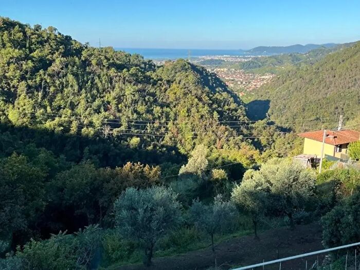 Casa con 7 locali in vendita in Massa