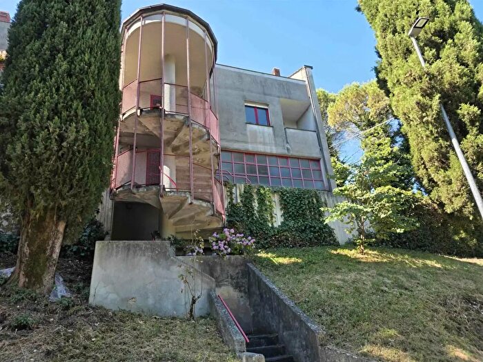 Appartamento con 7 locali in vendita in Via Tito Rocchi, Arcevia