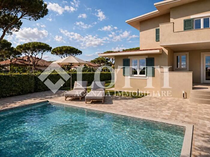 Casa con 9 locali in vendita in Pietrasanta