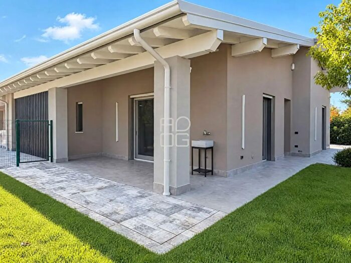 Casa quadrilocale in vendita in Piazza della Concordia, Desenzano Del Garda
