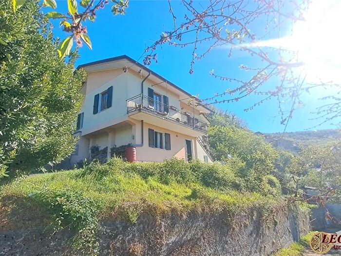 Casa con 8 locali in vendita in Loc Lusignana Vignolo Snc, Filattiera