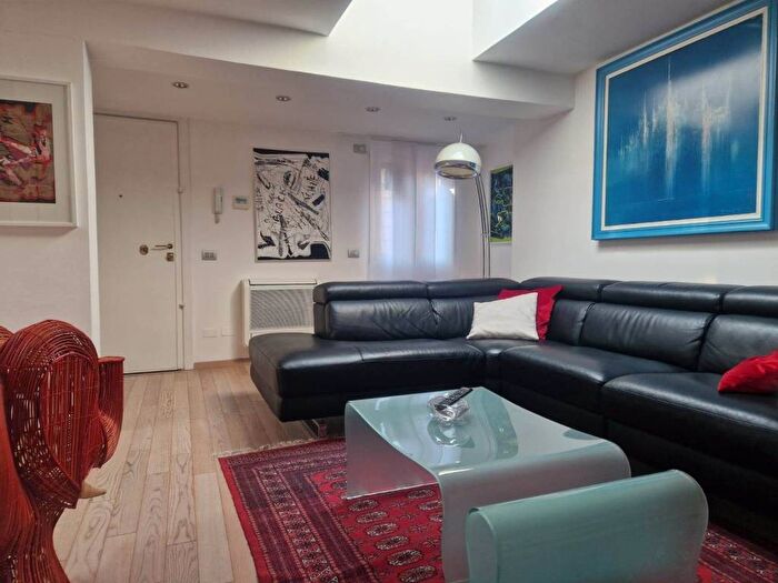 Casa trilocale in affitto in Piazza San Marco, Turati, Milano