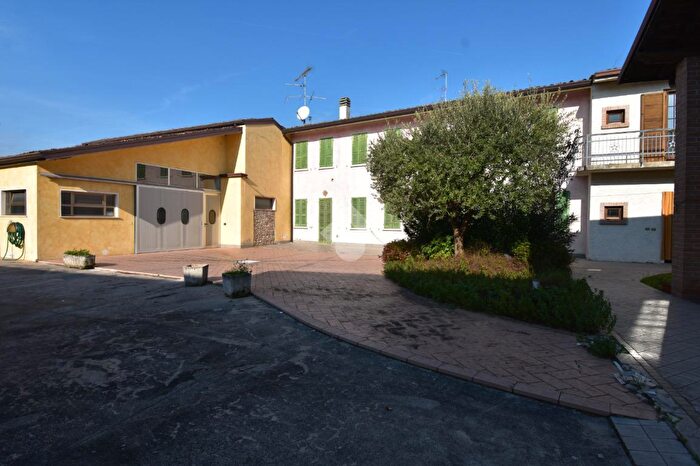Casa con 7 locali in vendita in Via Dottorina, Castiglione Delle Stiviere