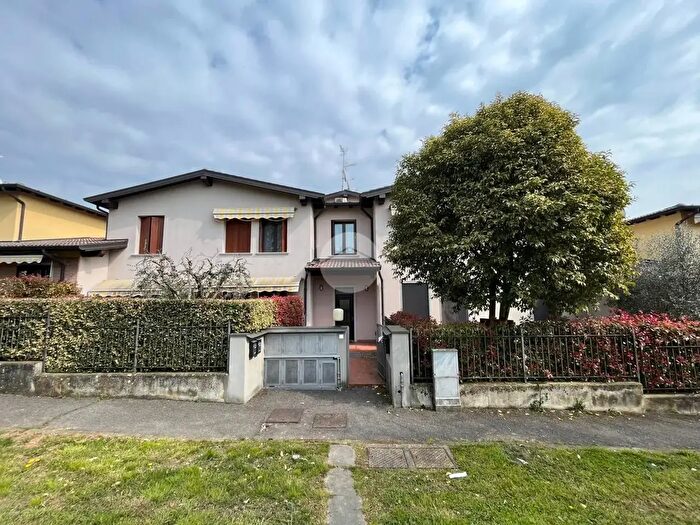 Appartamento trilocale in vendita in Via Selva, Cazzago San Martino