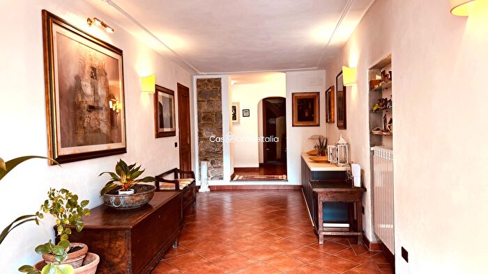 Casa con 6 locali in vendita in Piazza Baroni, Vaiano