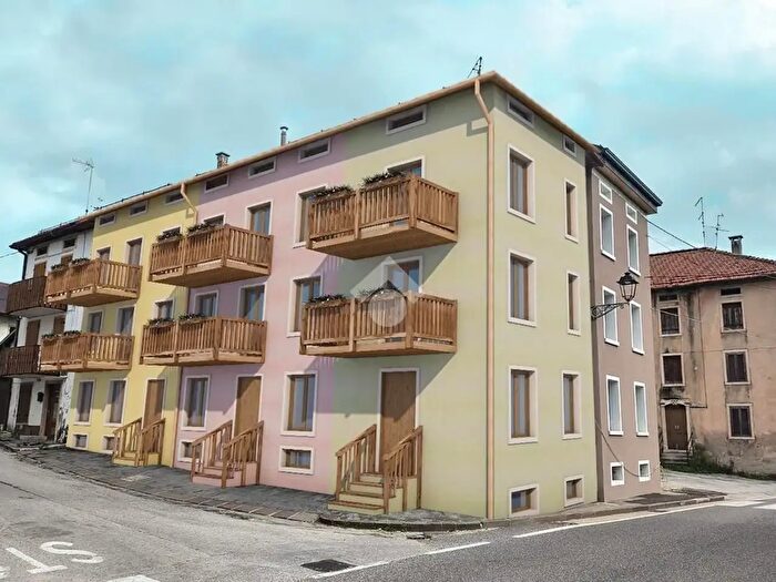 Casa con 7 locali in vendita in Via Monte Interrotto, Roana