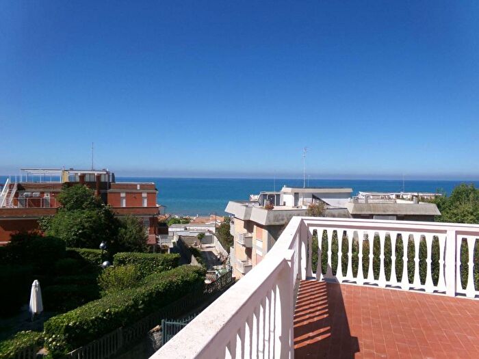 Appartamento trilocale in affitto in Lungomare Enea, Lavinio Mare, Anzio