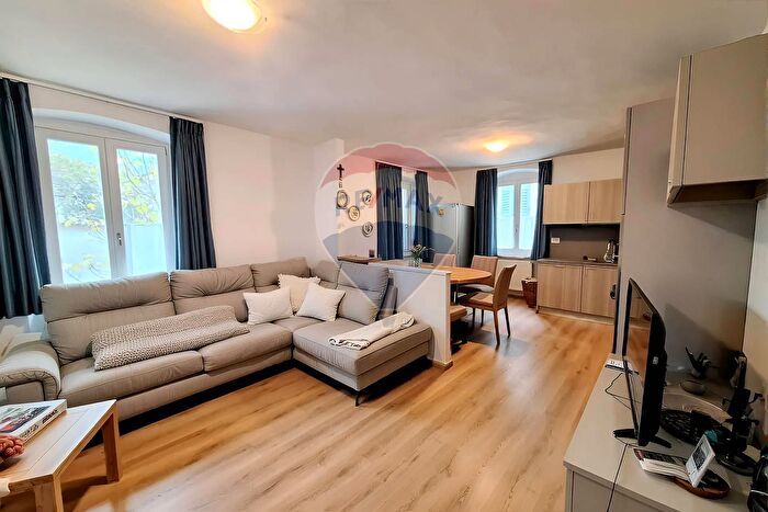 Casa con 8 locali in vendita in Via Generale Cantone, Avio