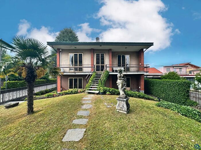 Casa con 7 locali in vendita in Via Lorenzo De Medici, Castano Primo