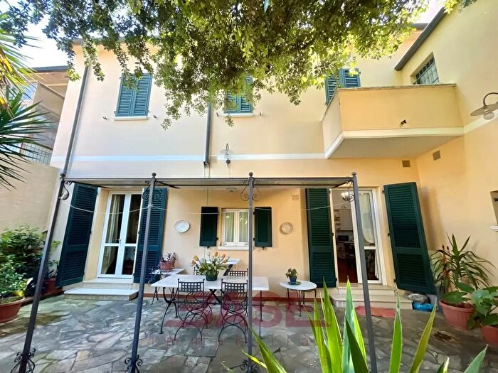 Casa con 9 locali in vendita in Via del Lido, Cecina
