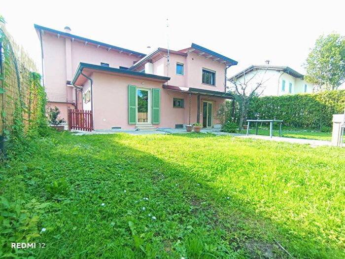 Appartamento trilocale in affitto in Via Tonfano, Pietrasanta