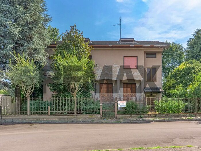 Casa con 12 locali in vendita in Rho