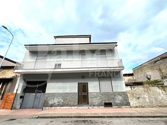 Appartamento con 5 locali in vendita in Via Capitano Pasquale Silvestro, Arzano