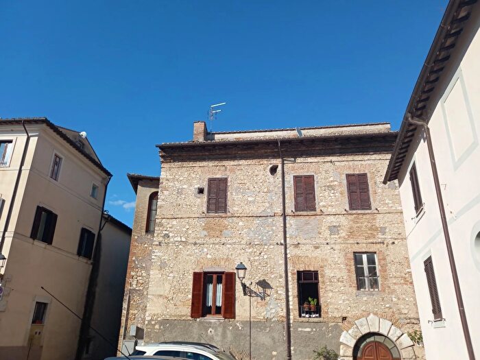 Appartamento con 7 locali in vendita in Piazza Garibaldi, Fara In Sabina