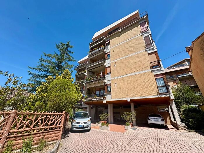 Appartamento con 8 locali in vendita in Via Pietro Miliani, Fabriano