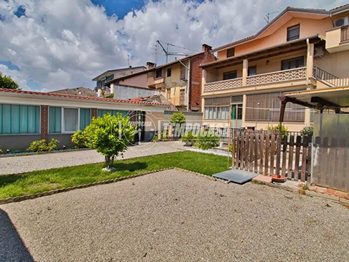 Casa con 9 locali in vendita in Galliate
