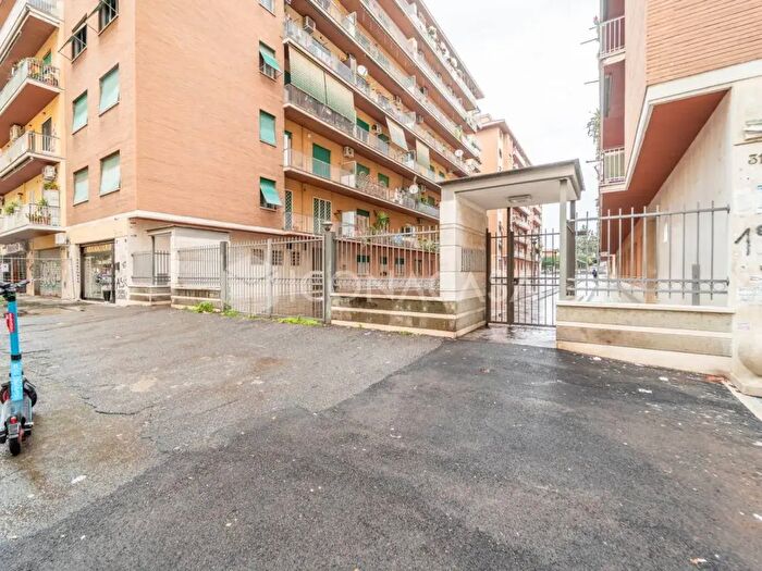 Appartamento trilocale in vendita in Via Papiria, Roma