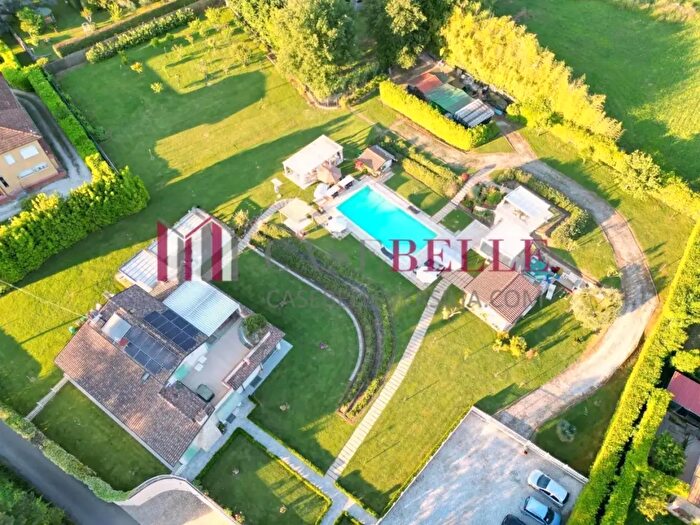 Casa con 10 locali in vendita in Camaiore