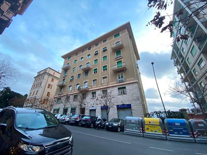 Appartamento trilocale in affitto in Corso Carbonara, Carmine, Genova