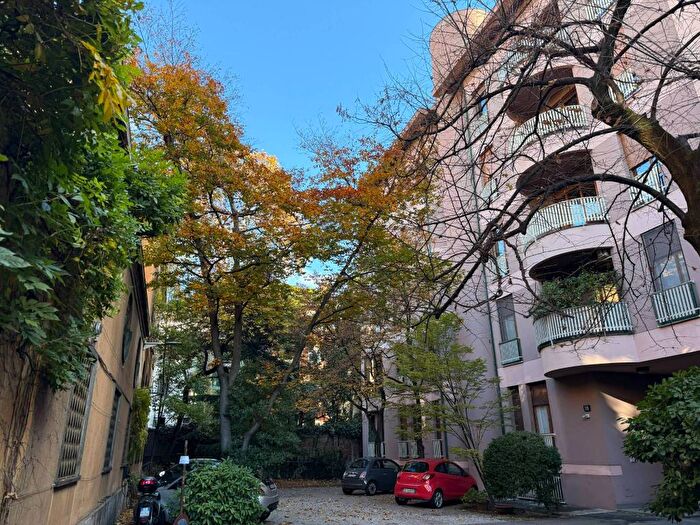 Appartamento con 5 locali in affitto in Via Perugia, Palestro, Milano