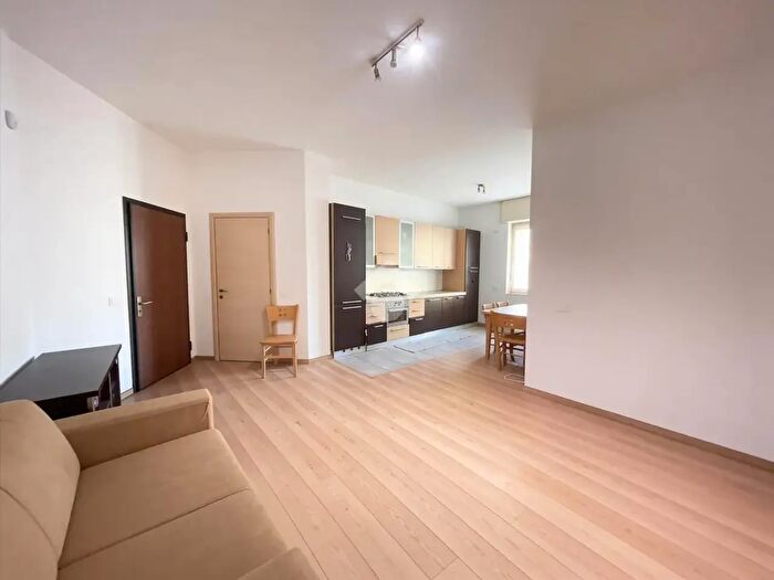 Appartamento trilocale in vendita in Via Lario, Milano