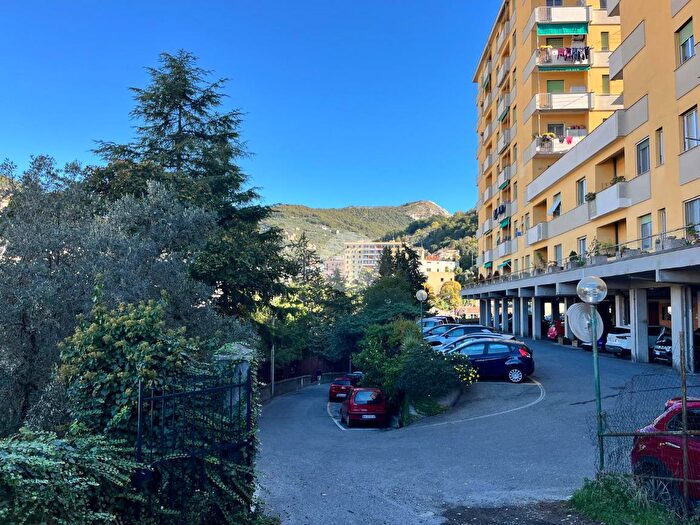 Appartamento trilocale in vendita in Via Ginestrato, Genova