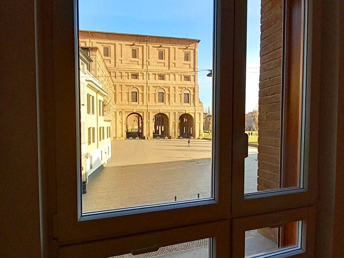 Appartamento quadrilocale in vendita in Piazza della Pilotta, Centro Storico, Parma