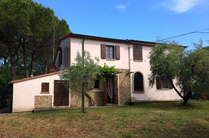 Casa con 10 locali in vendita in Montescudaio