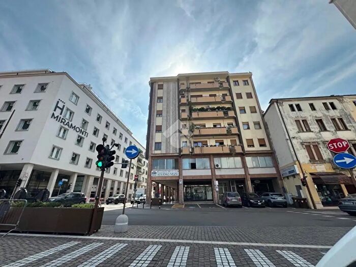 Appartamento quadrilocale in vendita in Via Battaglione Val Leogra, Schio