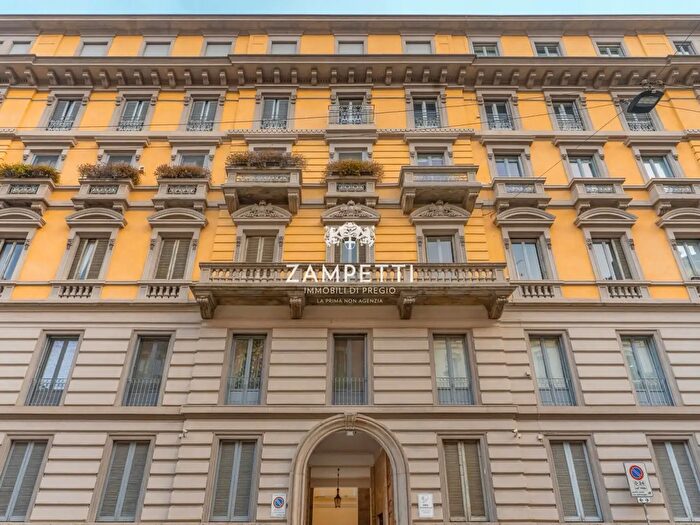 Appartamento con 5 locali in vendita in Via Saffi, Milano